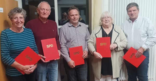 5 Mitglieder der SPD, die für ihre langjährige Mitgliedschaft geehrt wurden.
